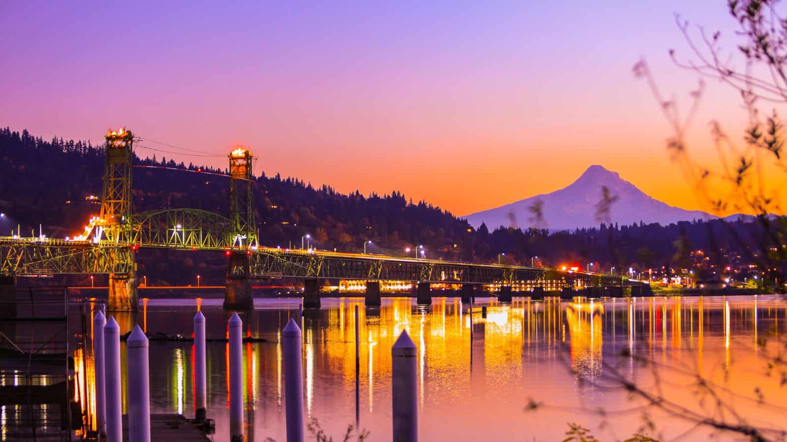 Your Perfect Getaway Guide: 19 Best Oregon Vacation Spots 28 Hood River, Oregon