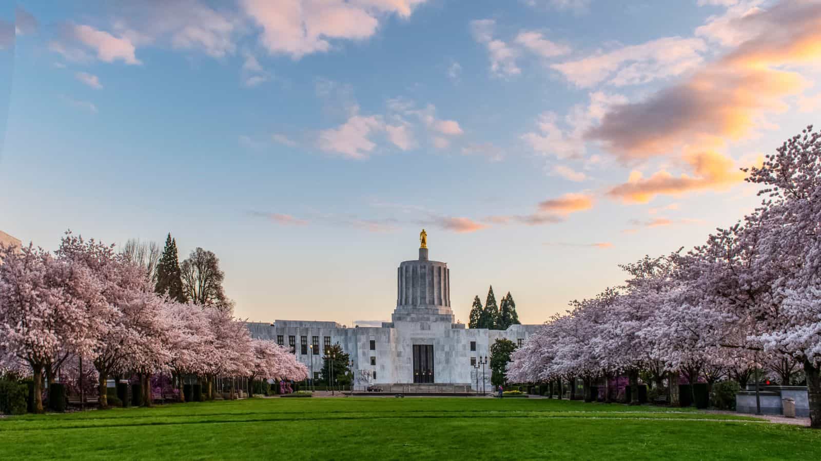 Your Perfect Getaway Guide: 19 Best Oregon Vacation Spots 29 Salem, Oregon