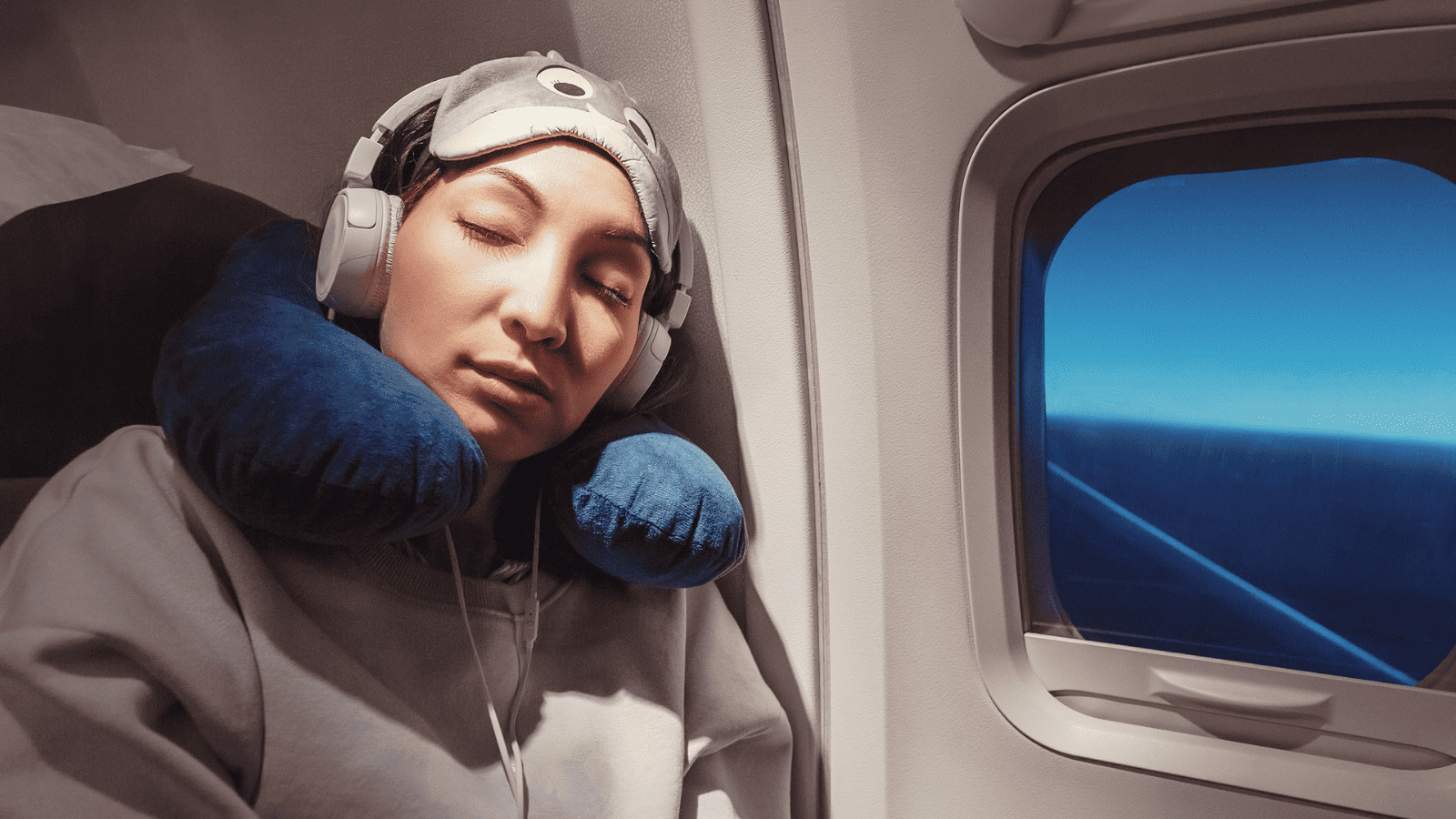 Uncover 11 Must-Have Summer Travel Accessories 4 Airplane neck pillow