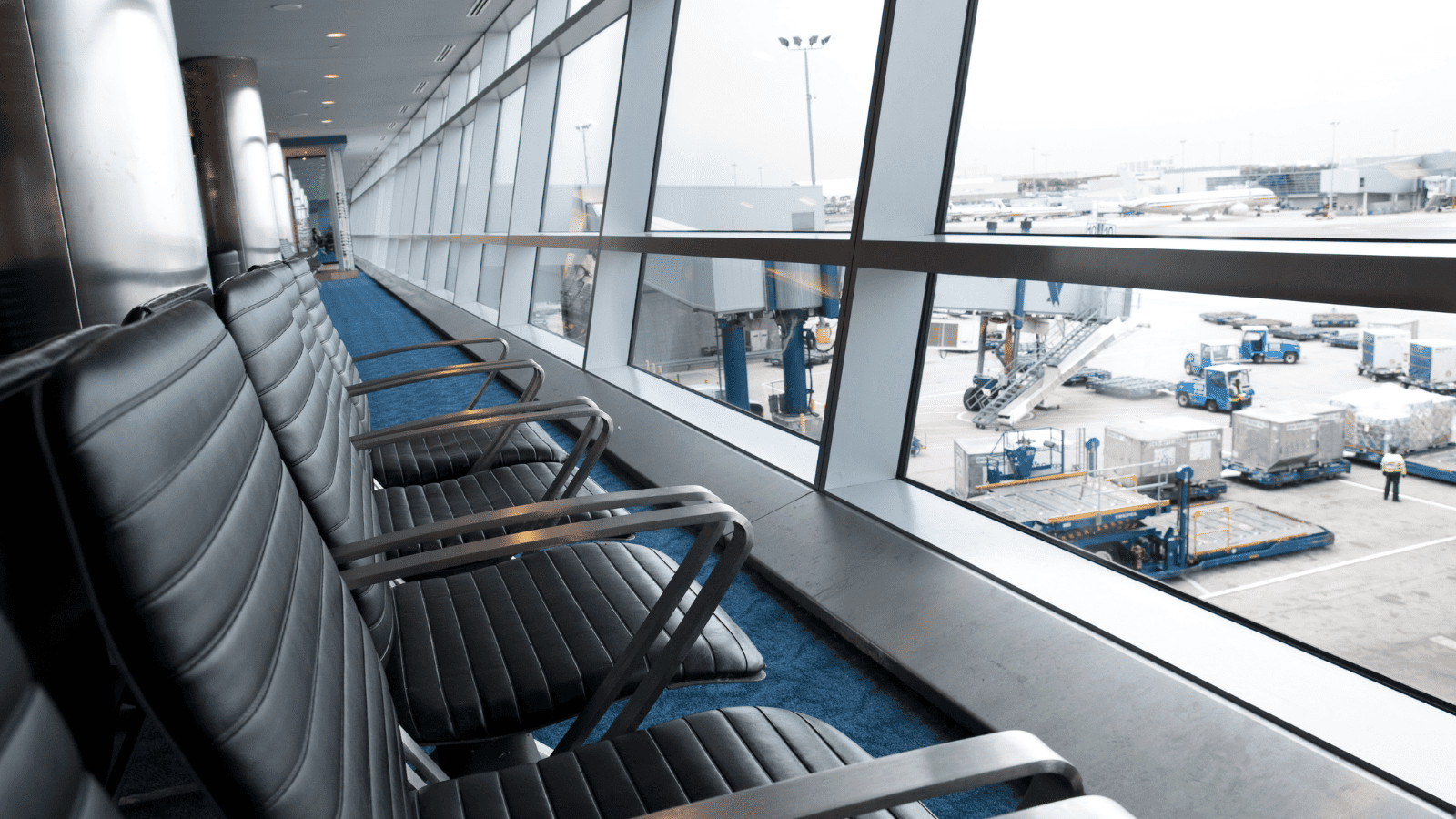 Fall Flight Frenzy: Expert Hacks to Slash Your Travel Costs 3 Consider Alternative Airports
