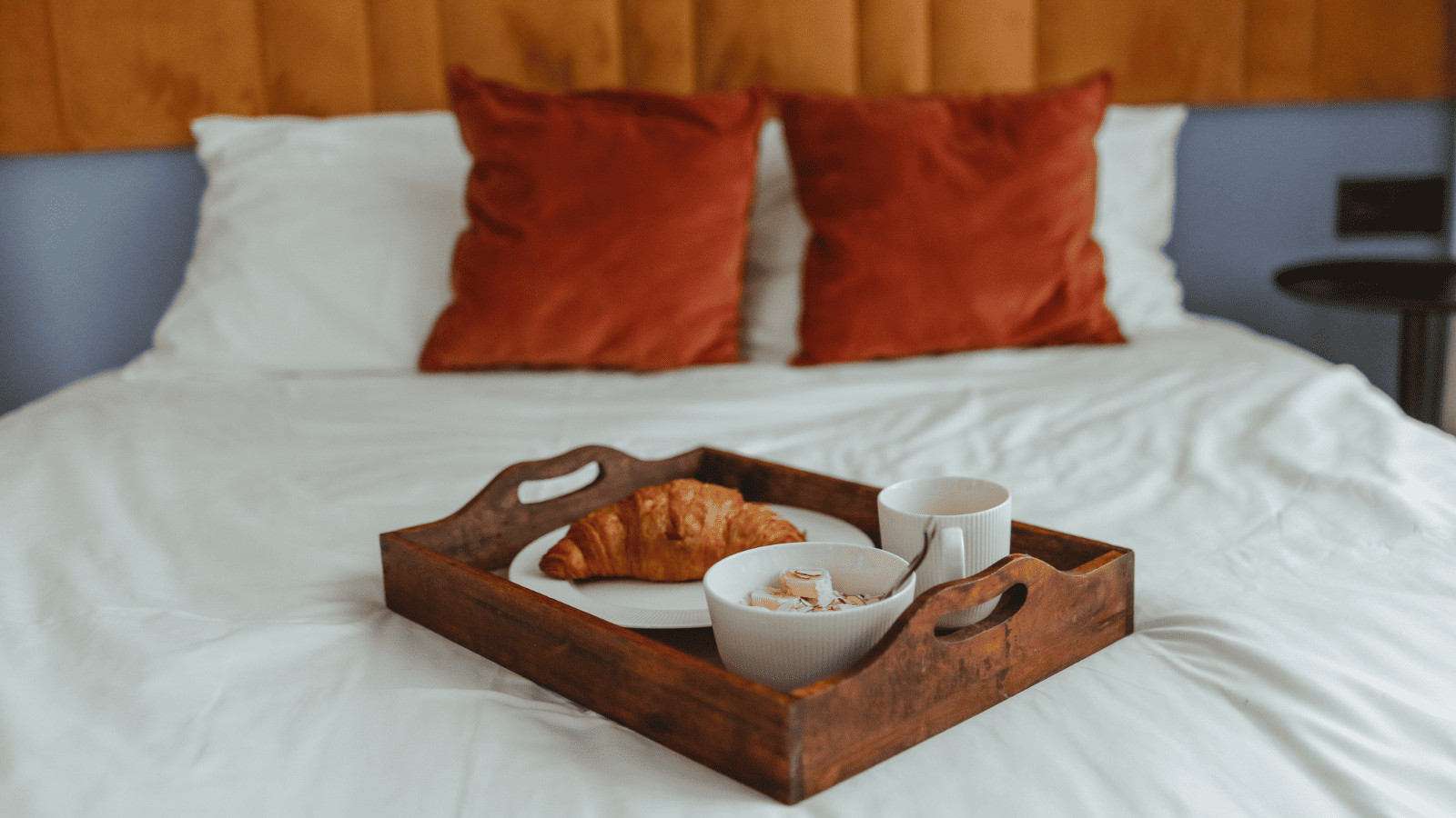 10 Expert Tips for Planning Fall Travel (Yes, Now) 4 Cozy Bed with Breakfast