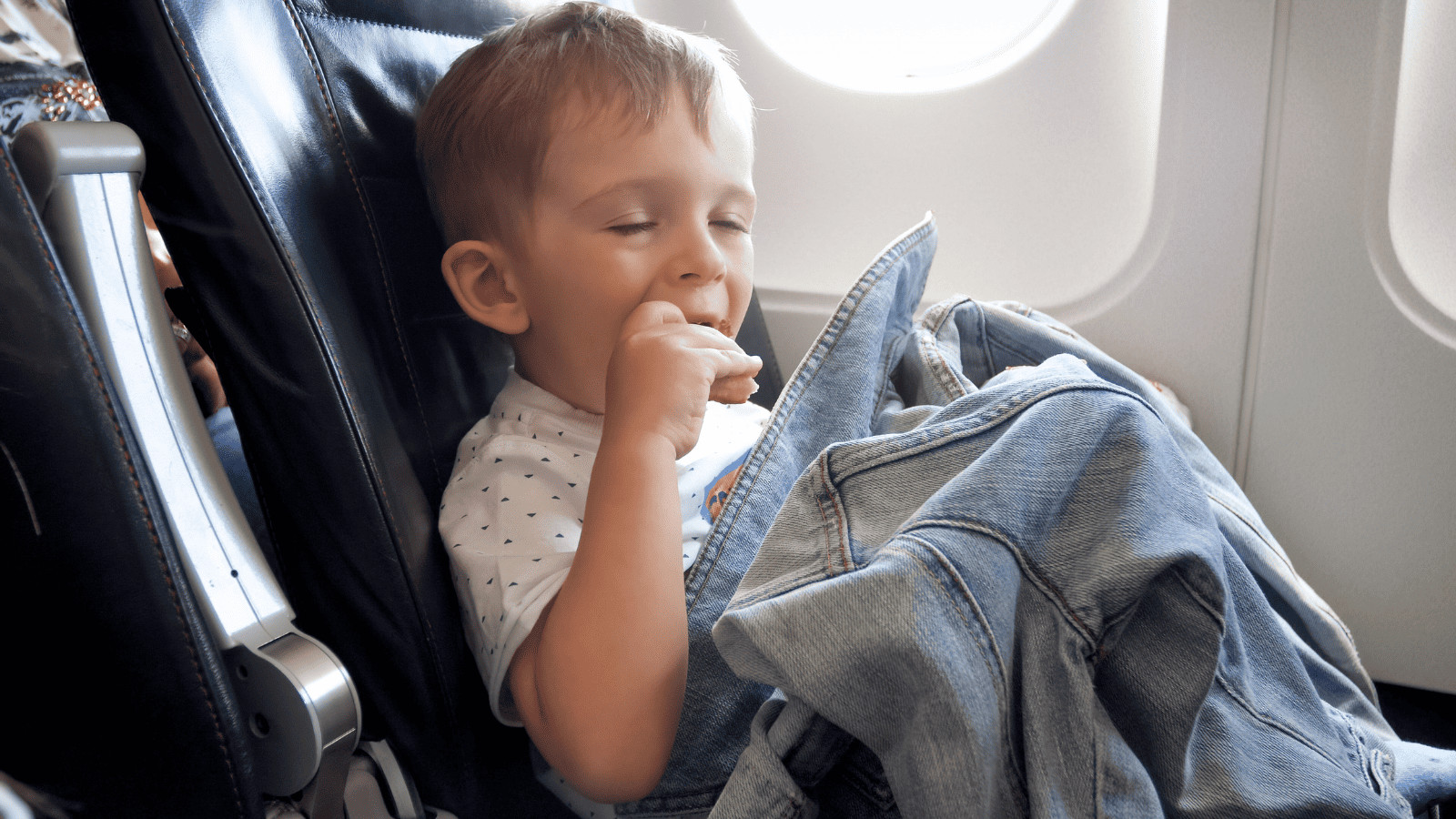 Family Travel Made Easy: Top Tips for Traveling With Kids 7 Eating on Plane