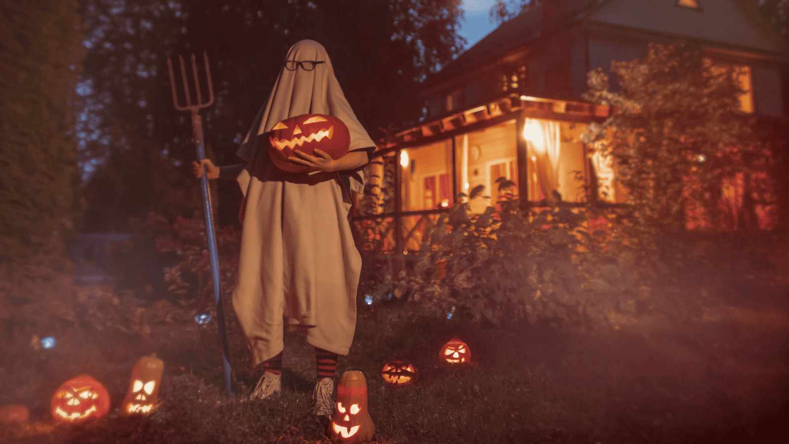 10 Expert Tips for Planning Fall Travel (Yes, Now) 6 Haunted House Ghost