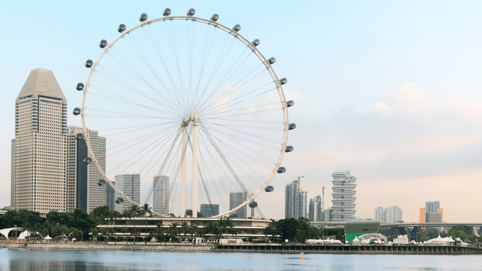 Top 11 Singapore Attractions That You Won’t Want to Miss 3 Singapore Flyer