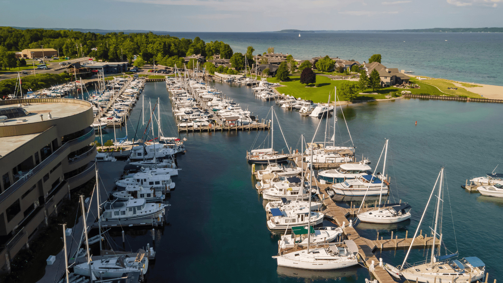 12 Unmissable US Cities for Breathtaking Fall Foliage 8 Traverse City, Michigan