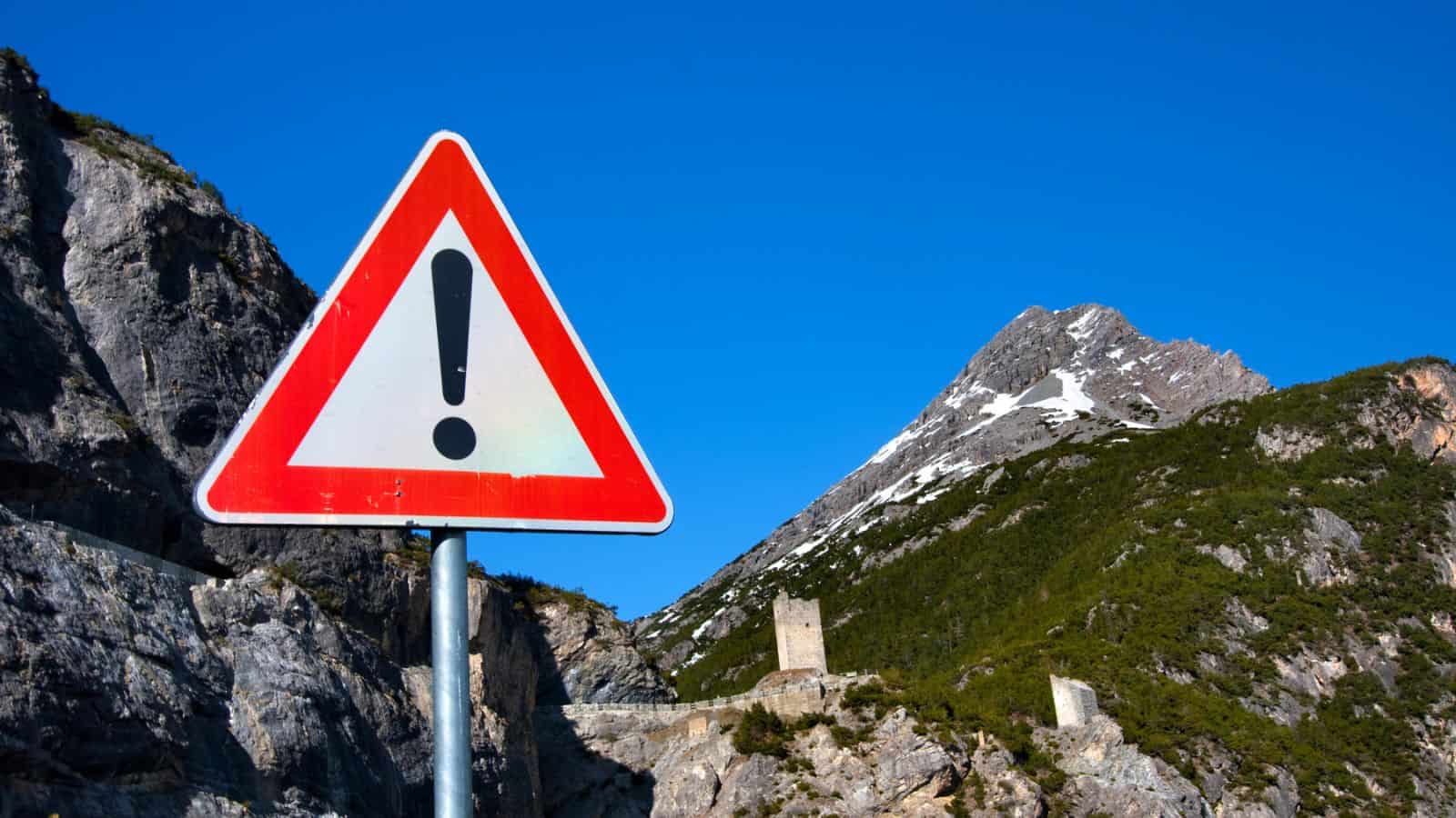 Don’t Pet The Fluffy Cows! Hilariously Savage National Parks Safety Tips From Twitter