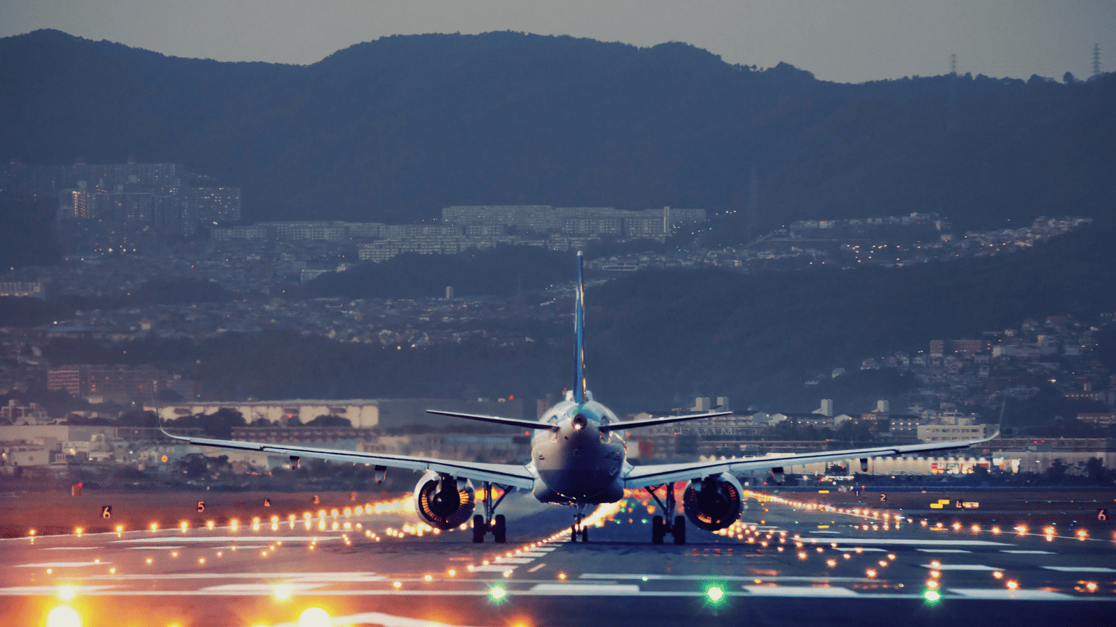 Fly in Style: 2023's Top Airlines for Unforgettable Journeys 5 Plane Landing in Tokyo