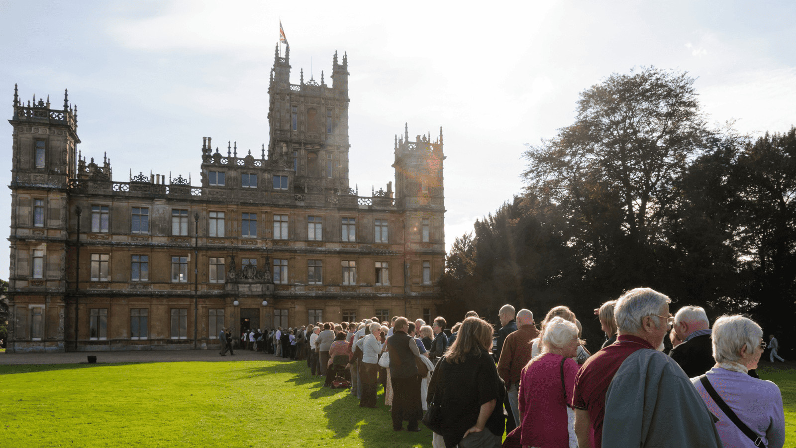 Never Do These 10 Things When Visiting the United Kingdom 1 Queuing in the United Kingdom