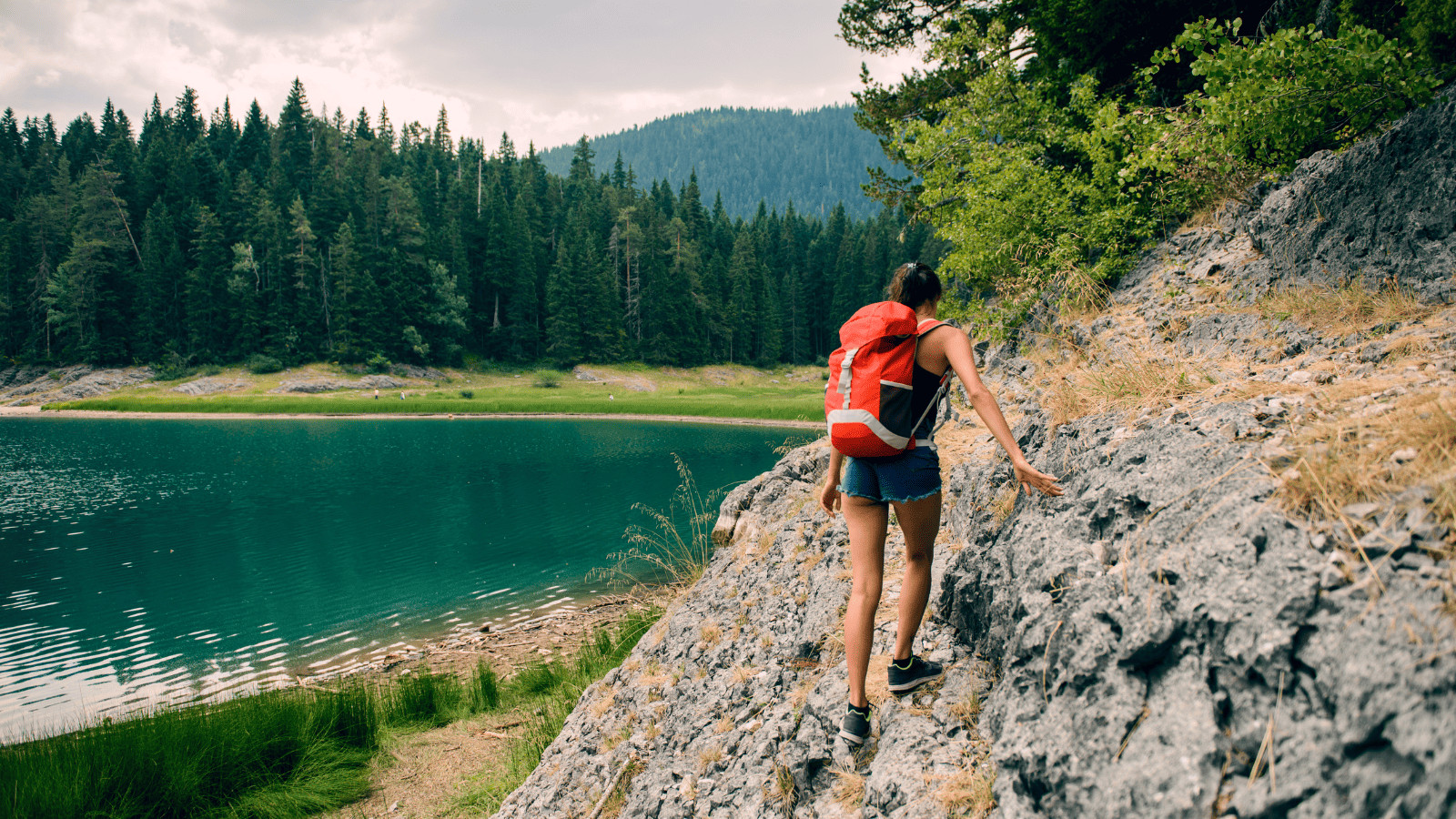 17 of the Most Beautiful Lakes near Bend, Oregon 6 Woman hiking