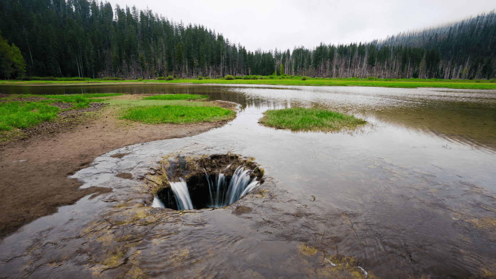 17 of the Most Beautiful Lakes near Bend, Oregon 15 Lava Lake, Oregon
