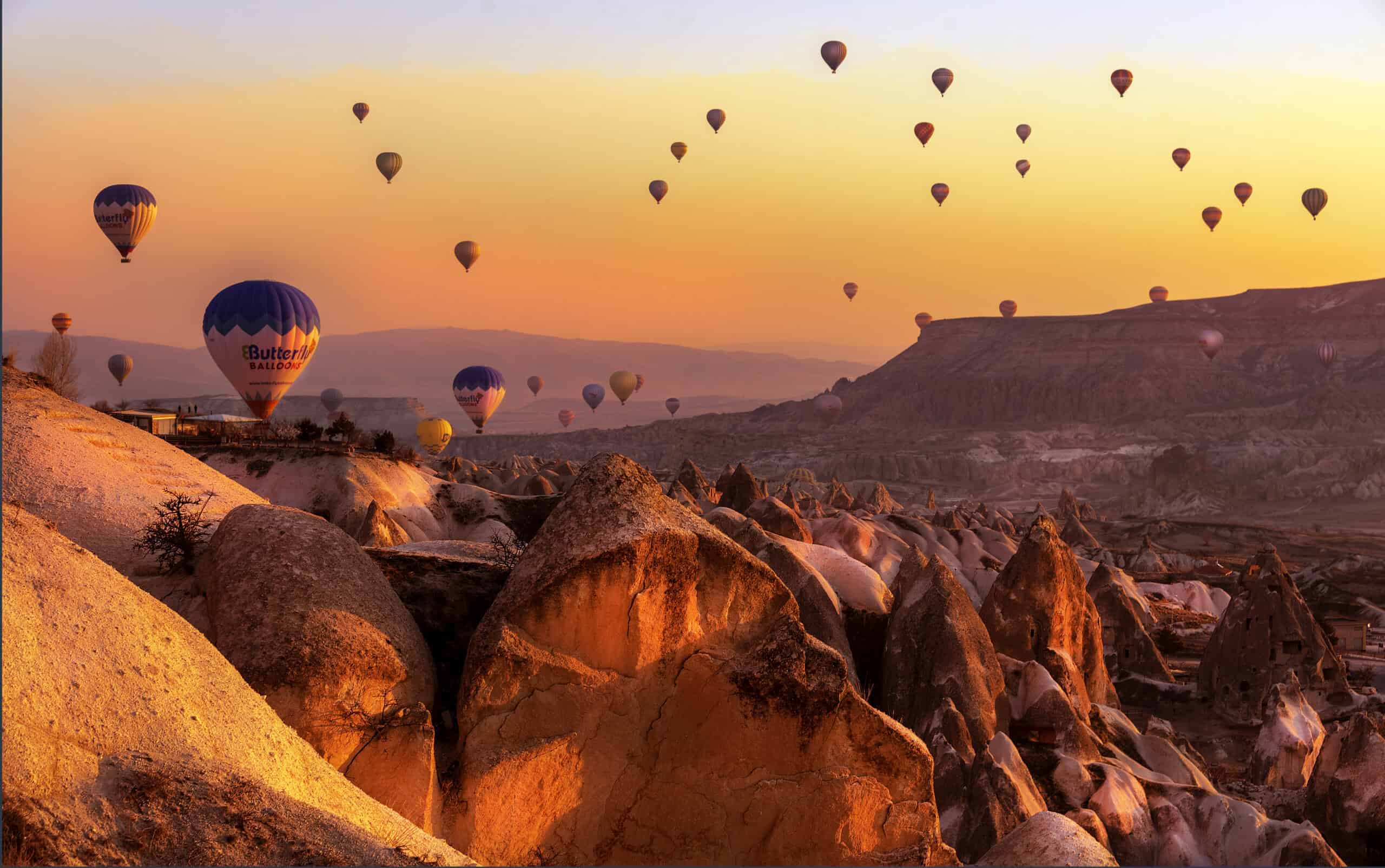 20 Bucket List Experiences Around the World You Can’t Miss 1 Hot Air Balloon Ride Over Cappadocia, Turkey