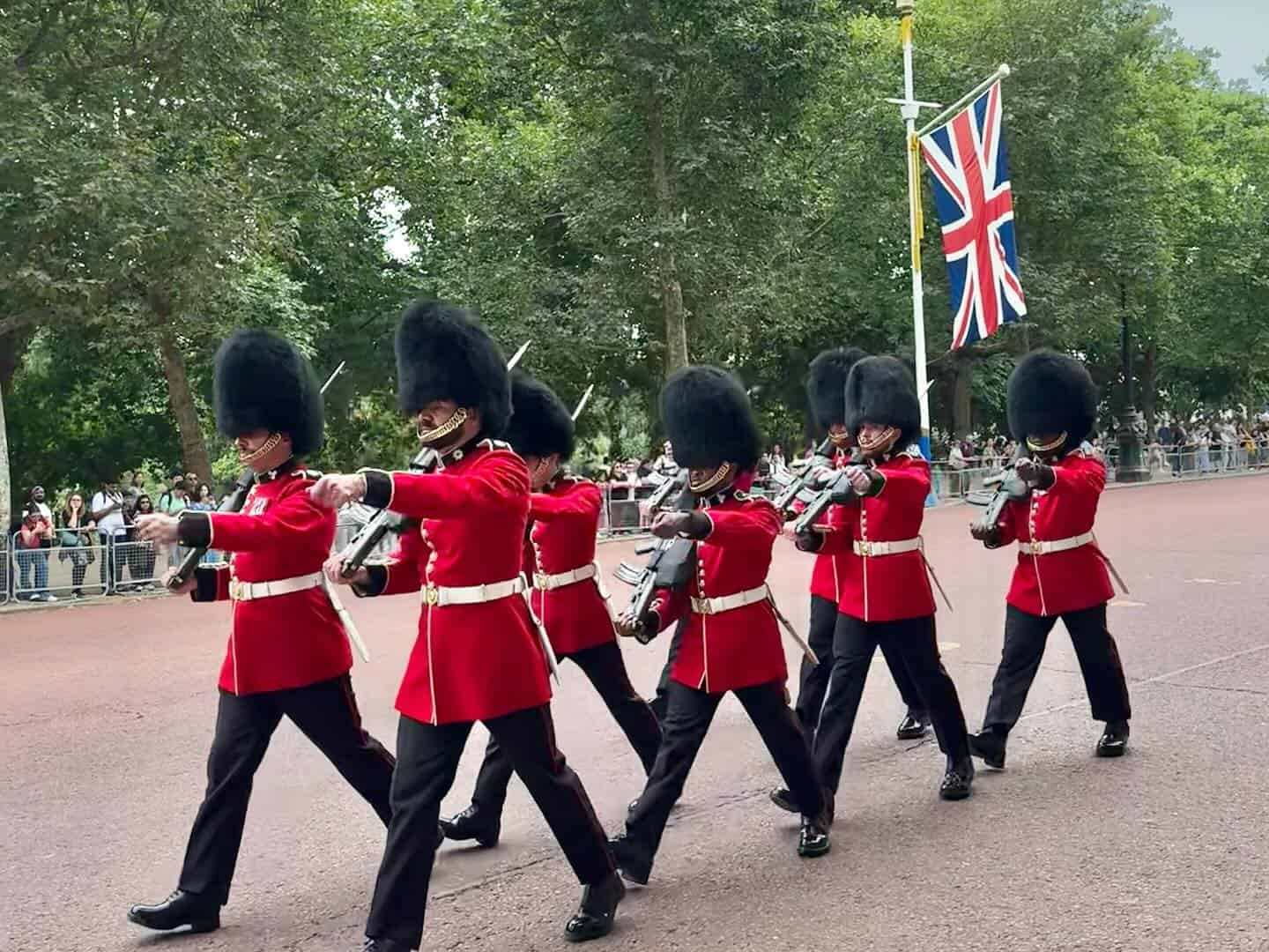 30 Best Family-Friendly Things We Did During Our 3-Week Europe Trip (Some Are Delightfully Random) 17 changingofguard